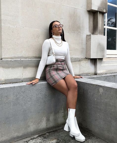 Retro clueless vibe 90s plaid check skirt platform boots sunglasses aesthetic gold chain necklace Fashion Dresses Classy Beautiful, Women Trendy Outfits, Platform Heels Outfit, Platform Outfit, White Platform Boots, White Boots Outfit, Outfit Botas, Fall Fashion Dresses, Classy Winter Outfits