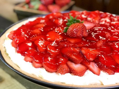 Strawberry Pizza Recipe, Sugar Cookie Crust Fruit Pizza, Fruit Pizza Icing, Fruit Pizza Cups, Pizza Halloween, Strawberry Pizza, Fruit Pizza Bar, Fruit Pizza Designs, Fruit Pizza Sugar Cookie Recipe