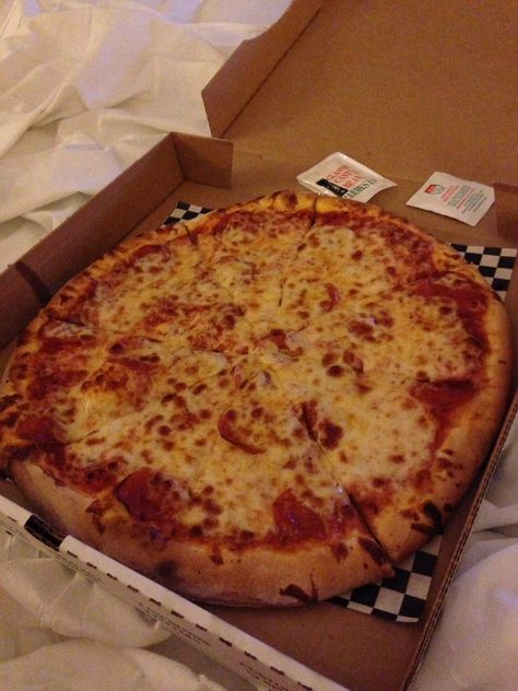 Albo's pizza in Las Vegas, Nevada. The best delivery and pizza on the strip! Delicious #pizza #lasvegas #travel Canadian Pizza, French Pizza, Yummy Lunch Recipes, Fazbear Frights, Pizza Pictures, Papa Louie, Tire Pictures, Jungkook Photoshoot, Pizza Delivery Guy