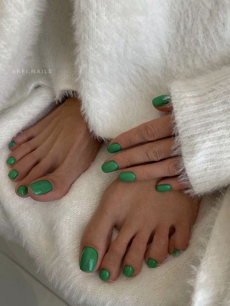 Green Toe Nails, Bright Nail Polish, Feet Nail Design, Nails Collection, Milky Nails, Gel Toe Nails, Toe Nail Color, Pretty Toe Nails, Summer Toe Nails