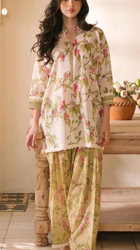 Straight Shalwar Design, Eid Casual Outfit, Floral Print Pakistani Suits, Pakistani Kurti Designs Casual Summer, Kamiz Pattern, Summer Dresses Pakistani, Pakistani Outfits Casual, Short Dress With Pants, Shalwar Kameez Designs For Women