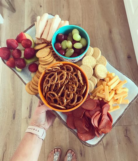 Play Date Lunch Ideas, Play Date Food Ideas, Play Date Snacks For Moms, Play Date Snack Board, Play Date Snacks For Kids, Summer Snack Boards For Kids, Easy Picnic Date Food Ideas, Play Date Snacks, Playdate Snacks