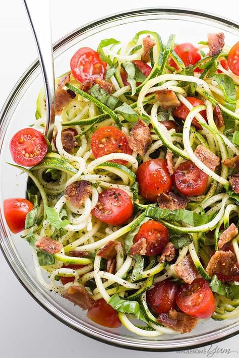 Zucchini Noodle Salad Recipe with Bacon & Tomatoes (Low Carb, Paleo) Zucchini Salad Recipes, Zucchini Noodle Salad, Low Carb Veggie, Zucchini Noodles Salad, Salad Recipes With Bacon, Zucchini Recipes Healthy, Menu Sarapan Sehat, Resep Pasta, Zucchini Noodle