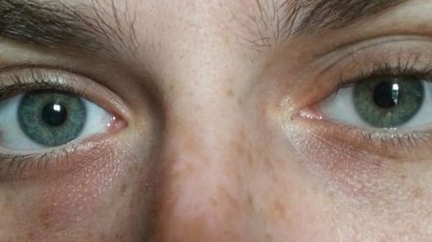 Grey Eyes: Learn About a Rare, Smokey Eye Color! - Guy Counseling Hetrochormia Eyes Blue And Green, Blue And Brown Heterochromia, Blue Green Eye Color, Greenish Blue Eyes, Gray Green Eyes, Eyes Heterochromia, Green Blue Eyes, Grey Green Eyes, People With Green Eyes