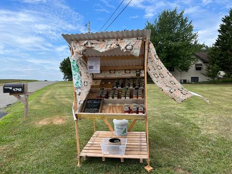 DIY produce stand from pallets. Pallet Produce Stand, Diy Produce Stand Roadside, Produce Stand Diy, Diy Farm Stand, Diy Produce Stand, Homestead Market, Bakery Cart, Bakery Stand, Farm Market Ideas