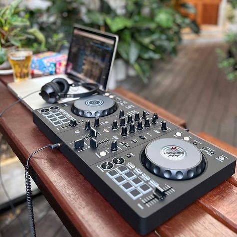 Small Dj Setup, Warm Lighting Living Room, Ddj Flx4, Chill House, Outdoor Sound System, Dj Table, Home Music Rooms, Music Mixing, Dj Pro