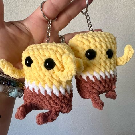 “The Krusty Krab Pizza, it’s the pizza for you and meeee!” SpongeBob: @kawaiicuddlebug Patrick: @knottiebaubles #crochet #crochetkeychain #spongebobandpatrick #crochetspongebob #crochetpatrick #freecrochetpatternamigurumi #freepatterncrochet #freeamigurumipattern #crochetkeychains #crochetplushiemaker Spongebob Crochet, Crochet Spongebob, Krusty Krab Pizza, The Krusty Krab, Krusty Krab, Small Crochet, Crochet Keychain, Amigurumi Free Pattern, Free Crochet Pattern