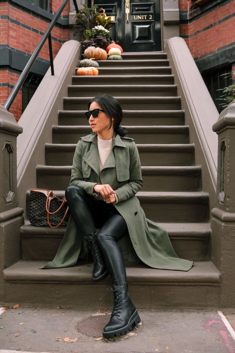 Boston Street Style, Green Coat Outfit, Fall Outfit Ideas For Women, Olive Trench Coat, Petite Work Outfits, Boston Street, Chic Travel Outfit, Trench Outfit, Outfits Leggins