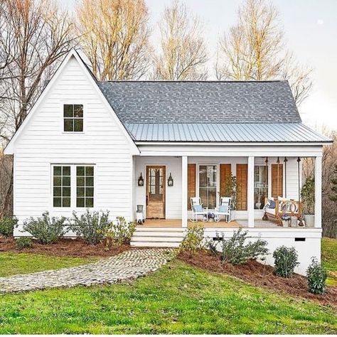 front porch love - JONES DESIGN CO. White Farmhouse Exterior, White Siding, Farmhouse Exterior Design, Building A Porch, Farmhouse Front Porches, Design Salon, Small Farmhouse, Casa Exterior, Farmhouse Front