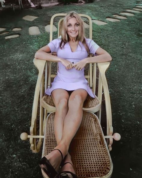 Sharon Tate✨ on Instagram: “#SharonTate lounges on a chair in the backyard of her rented home on Summitridge Drive in California, 1968💜 Photographed Alan Pappe. Dress…” Sharon Tate Inspired Outfits, Sharon Tate Outfits, 60s Fashion Sharon Tate, Sharon Tate Fashion, Return Of Saturn, Sharon Tate Style, 60s And 70s Fashion, Chelsea Girls, Sharon Tate