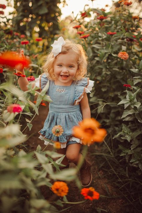 Family Photos In Wildflowers, Family Photo Flower Fields, Family Flower Photoshoot, Family Photos Flower Field, Family Photos Wildflowers, Flower Field Photoshoot Kids, Flower Farm Family Photos, Sunflower Field Photoshoot Kids, Wild Flower Family Pictures