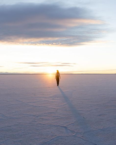 Catching the sunrise at the salt flats is a must do when you’re in the beautiful state of Utah. Such an insane place to see. 🌅 In the winter the Bonneville salt flats typically have a shallow layer of water that floods the surface making for some pretty crazy reflections. Unfortunately, we didn’t catch it like that when we visited. It was still an amazing place to see. #utah #utahtravel #stayandwander #outdoortones #roamtheplanet #bbcearth #discoverearth #nomadict #iamatraveler #photograph... Yant Flat Utah, Saltair Utah Photography, Salt Flats Photography, Salt Flats Utah Engagement, Utah Salt Flats Photography, Utah Salt Flats, Bolivia Salt Flats Photography, Salt Flats Utah, Bonneville Salt Flats