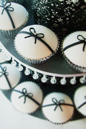 B&W; wedding cupcakes Cupcakes Bonitos, Black And White Cupcakes, Party Decorating Ideas, Bow Cupcakes, Cupcakes Fondant, White Baby Showers, White Cupcakes, Creative Cupcakes, Beautiful Cupcakes