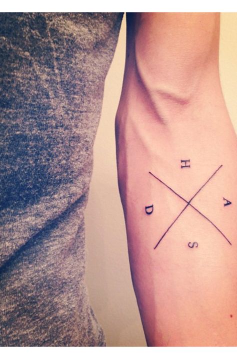 Tato Minimal, Typography Tattoo, Tattoo Trend, Muster Tattoos, Sibling Tattoos, Text Tattoo, Initial Tattoo, Trash Polka, Family Tattoos