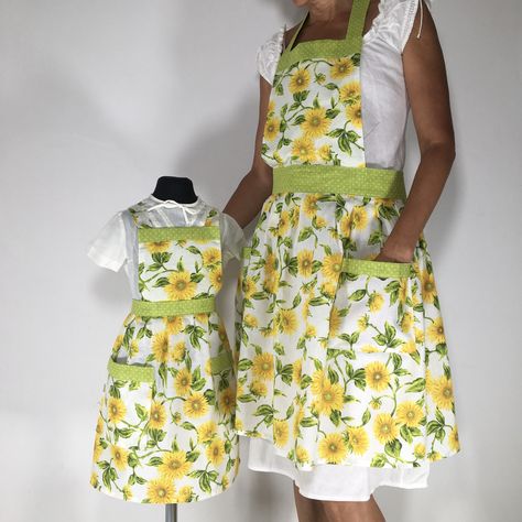 Flowers apron Set for mother SND doughter Apron Ideas, Apron Pattern, Floral Apron, Retro Apron, Sewing Aprons, Mother Christmas Gifts, Aprons Patterns, Cotton Apron, Apron Dress