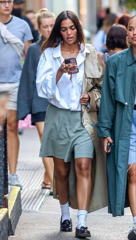 Italian Streetwear Women, Paris Fashion Week 2023 Street Style, Australian Style Fashion, Barcelona Street Style, Shorts Street Style, Tank Tops Summer, Satin Corset, Looks Street Style, Mode Inspo