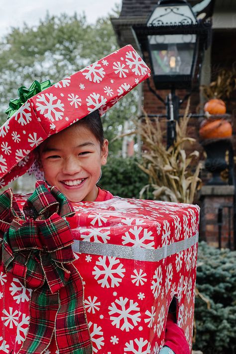 Dress Up Like A Christmas Gift, Gift Box Costume, Present Costume Christmas, Christmas Present Costume Diy, Gift Costume Diy, Christmas Custome Ideas, Present Costume Diy, Diy Christmas Costumes For Kids, Panther Halloween Costume