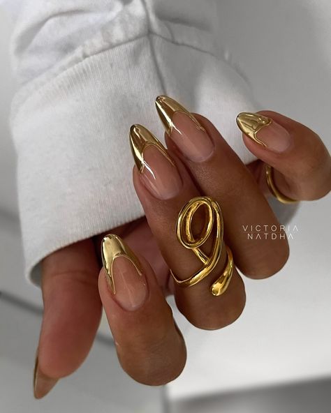 Liquid gold tips with a slim 3D swirlie for my chrome babe 🤝🏽💛 ad/ Painted using @omnialuxeofficial Fine Liner Dual ✨ ————————————————————————— #omnialuxe #naglarstockholm #thenailconnection #nailjunkie #thenailbabe #nailtop #nokti #unhas #nailproducts #nailsupplies #bossnails #nailart #nailartvideo #nailarttutorial #nailtutorial #nailart #crystalnails #autumnnails #babenails #nailproducts #summernails #almondnails #fallnails #handpaintednails #blacknails #goldnails #goldchromenails #goldch... Liquid Gold Nails, Gold Drip Nails, Gold Chrome Nails, Gold Drip, Gold Tips, Nail Art Videos, Drip Nails, Liquid Gold, Crystal Nails