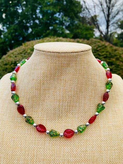 Christmas Bead Necklace, Collar Verde, Sunflower Jewelry, Jewelry Set Design, Small Necklace, Christmas Necklace, Green Beads, Free Earrings, Teardrop Beads