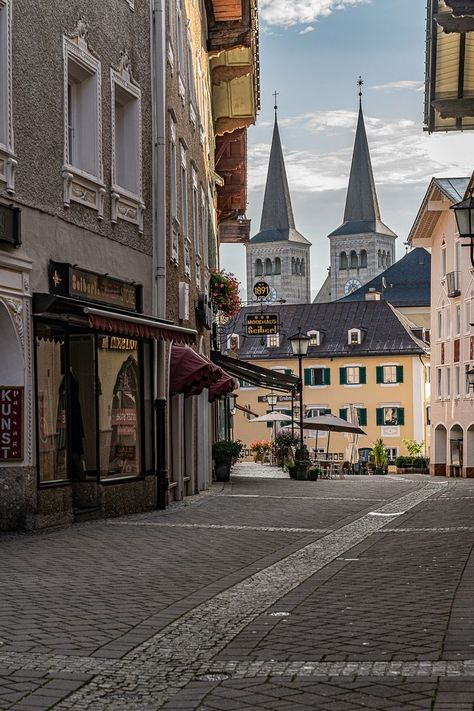 Am frühen Morgen ist`s noch ruhig im Markt Berchtesgaden. Favorite Places, Road, Travel, Gold, Quick Saves