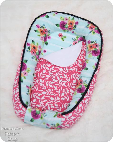 Diy Baby Sleeping Bag, Baby Items To Sew, Baby Nest Pattern, Online Shop Ideas, Baby Sewing Ideas, Newborn Cocoon, Random Baby, Sewing For Babies, Quilted Baby Blanket