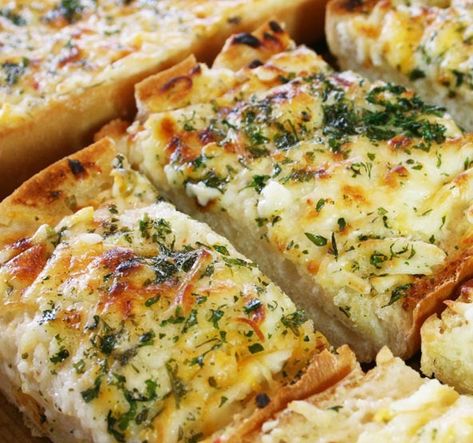 Bubbly Cheesy Garlic Bread Strips - Martin's Famous Potato Rolls and Bread | Martin's Famous Potato Rolls and Bread Bread With Cheese, Cheese Garlic Bread, Gooseberry Patch, Garlic Cheese Bread, Garlic Bread Recipe, Cheesy Garlic Bread, Salad Pasta, Crumpets, Weeknight Dinners