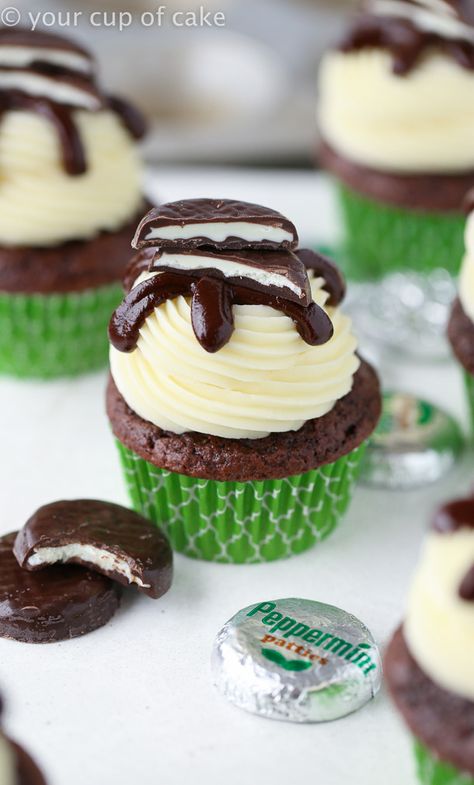 Creamy peppermint frosting topped with rich chocolate ganache.  These easy Peppermint Pattie Cupcakes are perfectly minty!  Easy to Make Peppermint Pattie Cupcakes There's something perfect about a peppermint pattie. The clean minty taste melts into the chocolate and it's heavenly.  I grew up snacking on Junior mints in movie theaters and big York Peppermint Patties, so I've always been a peppermint lover. Don't even get me starting on Tillamook mint chip ice cream... I'm obsessed!! And you'll s York Peppermint Patty Desserts, Peppermint Patty Cupcakes, Banana Cream Cupcakes, Minty Desserts, Peppermint Desserts, Peppermint Frosting, Strawberry Cheesecake Cupcakes, Mint Chocolate Desserts, Cup Of Cake