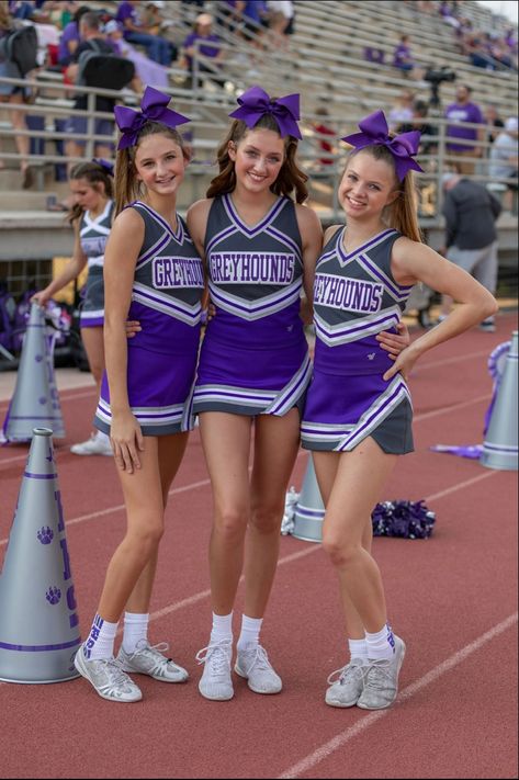 Cheer Leaders Outfit, High School Cheerleader Aesthetic, High School Cheer Uniforms, Pompom Girl, Cheerleader Aesthetic, Dance Team Pictures, Cheerleading Costume, British School Uniform, Abc Party Costumes