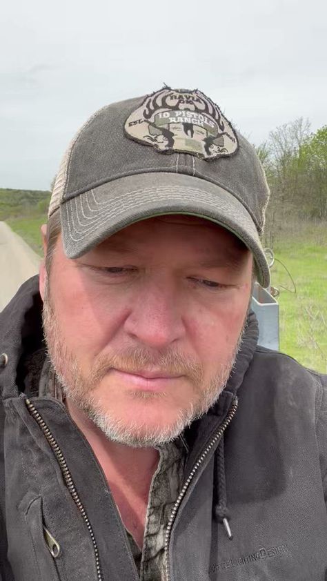 Blake Shelton on Twitter: "It's corn time y'all!!!!!! #kubotacountry https://t.co/pnS8nKxUgG" / Twitter Blake Shelton Photos, Blake Shelton Selfie, Blake Shelton Videos, Surprise Trip Reveal, Blake Sheldon, Carhartt Hat, Blake Shelton, Luke Bryan, Beautiful Person