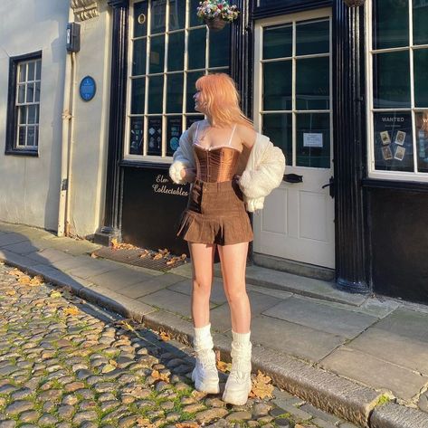 jordYn🧁’s Instagram post: “🧡🌅✨🍁 . . . #autumn #autumnnails #autumncolours #autumnleaves #autumnvibes #autumnfashion #autumnoutfits #brownoutfit #brownaesthetic…” Outfits With Leg Warmers, Bustier Outfit, Styling Sweaters, Styling Skirts, Corset Top Outfit, Brown Corset, Corset Outfit, Fluffy Jacket, Fluffy Coat