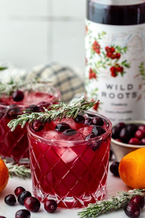 Looking for a fun and festive cocktails for the holidays? This 'Jingle Bell Smash' is my winter take on a whiskey smash that's made with a rosemary simple syrup and cranberry juice (plus your favorite bourbon of course!). Jingle Juice Cocktail, Nye Cocktails, Cocktails For Christmas, Nye Cocktail, Whiskey Smash, Christmas Sangria, Cranberry Jelly, Yummy Cocktails, Rosemary Simple Syrup