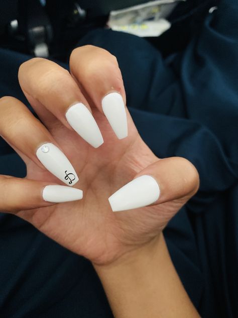 White nails with diamond and boyfriend initial D Initial On Nails White, White Nails With Boyfriend Initial, Nails With Initial D On Them, Boyfriend Initial Nails Blue, Nails Initials Boyfriend, White Nails With An Initial, Nails With Initials D, Boyfriends Initials On Nails, Initial On Nails Boyfriends