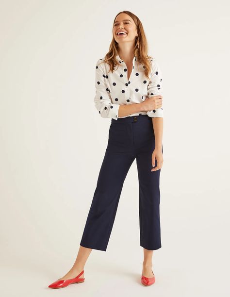 Navy Capris Outfit, Summer Trousers Outfits, Capris Outfit, Navy Pants Outfit, Work Clothing Ideas, Sneakers To Work, Cropped Pants Outfit, Closet Must Haves, Capri Outfits