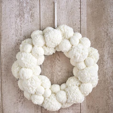 Snowball Garland, Snowball Wreath, Ice Decor, Snowball Tree, Snowman Wreaths, January Decor, Artsy Projects, Home Decor Winter, Pom Wreath