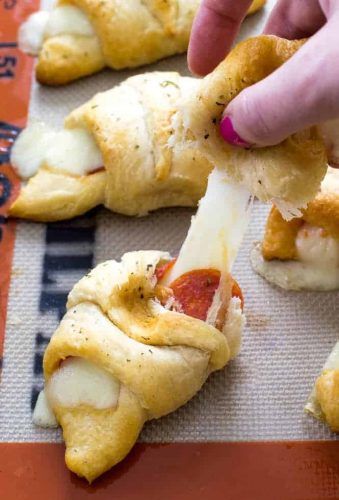 Pizza Stuffed Crescent Rolls - The Recipe Critic Pizza Stuffed Crescent Rolls, Pizza Crescent Roll Recipes, Zucchini Quiche Recipes, Stuffed Crescent Rolls, Easy Crescent Rolls, Crescent Roll Pizza, Pizza Roll, Fruit Pizza Recipe, The Recipe Critic