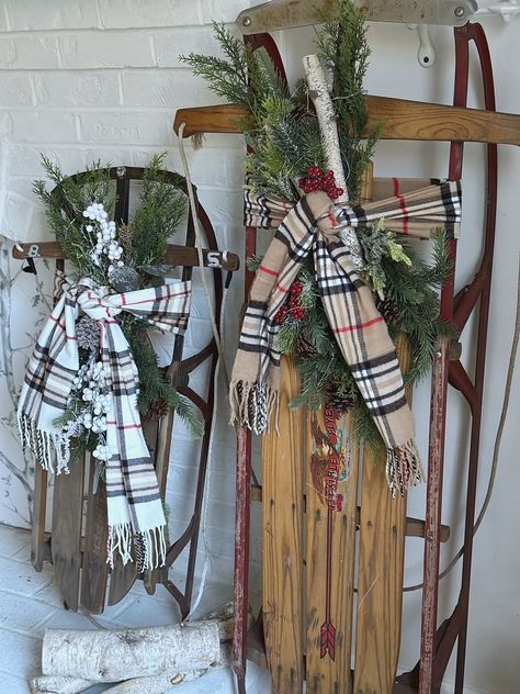 Two vintage sleds decorated with greens and a scarf. The larger one has birch logs on it. Christmas Sled Decoration Front Porches, Christmas Sled Decoration, Christmas Sleigh Decorations, Simplify Christmas, Sled Decor, Christmas Tips, Vintage Sled, Christmas Lodge, Christmas Sled