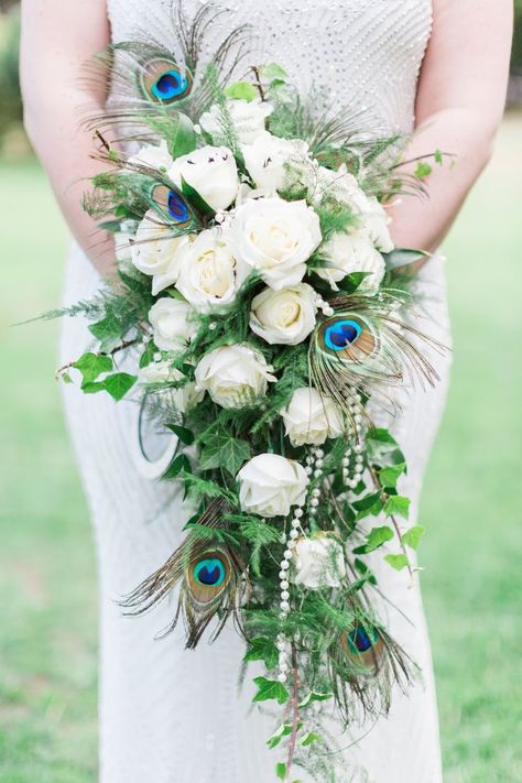 Peacock Wedding Bouquet, Art Deco Wedding Reception, Feather Wedding Decorations, Feather Bouquet, Rustic Glam Wedding, Cascading Wedding Bouquets, Wedding Bouquets Bride, Feather Wedding, Beautiful Peacock