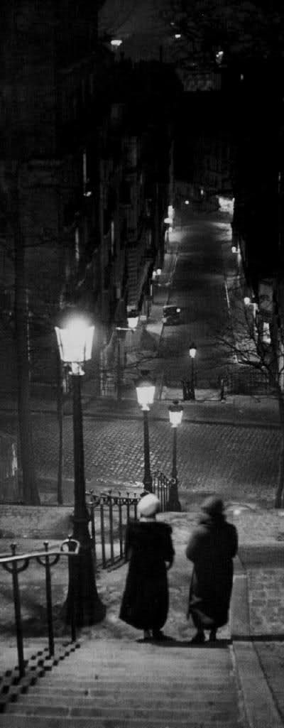 Alfred Eisenstaedt, Black And White City, Montmartre Paris, Fine Photography, Old Paris, Street Lights, Paris Photo, Black And White Aesthetic, Black And White Portraits