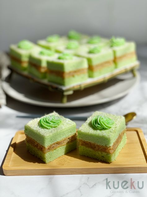 Light Buttercream Frosting, Pandan Cake, Coconut Filling, Fluffy Light, Catering Ideas Food, Dessert Table Decor, Palm Sugar, Catering Ideas, Ideas Food