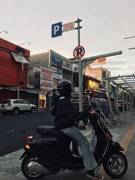 Girl Riding Scooty, Scooter Girl Aesthetic, Scooty Bike Girl, Scooty Aesthetic, Electric Scooter Aesthetic, Moped Aesthetic, Scooter Aesthetic, Black Scooter, Riding Scooter