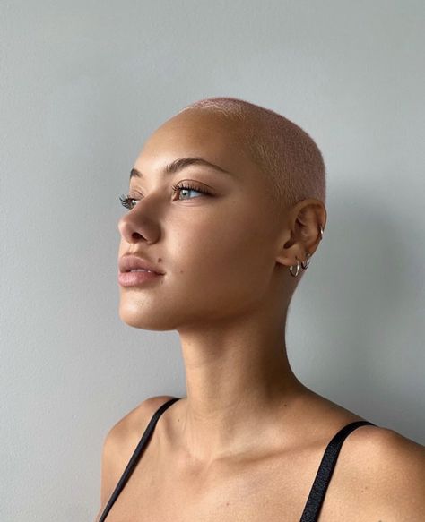 Buzzed Hair Women, Buzz Cut Women, Shaved Hair Women, Buzzed Hair, Shave My Head, Bald Girl, Short Sassy Hair, Super Short Hair, Bald Women