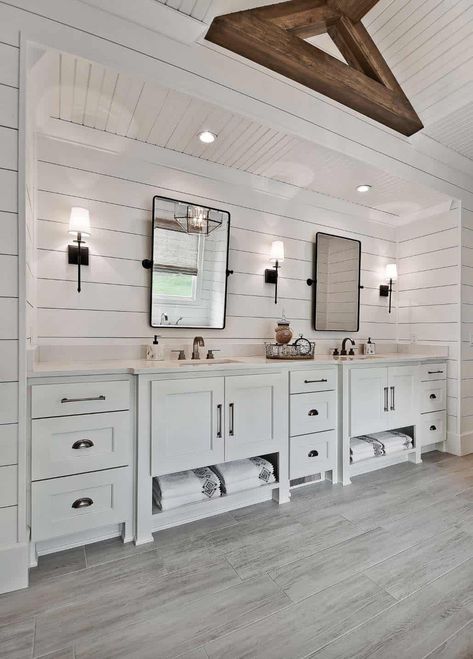 Welcoming craftsman style home with farmhouse touches in Arkansas Craftsman Bathroom, Farmhouse Bathroom Remodel, Bathroom Farmhouse Style, Bad Inspiration, Craftsman Style Home, Craftsman Style Homes, Farmhouse Bathroom Decor, Bathroom Renos, Bathroom Remodel Master