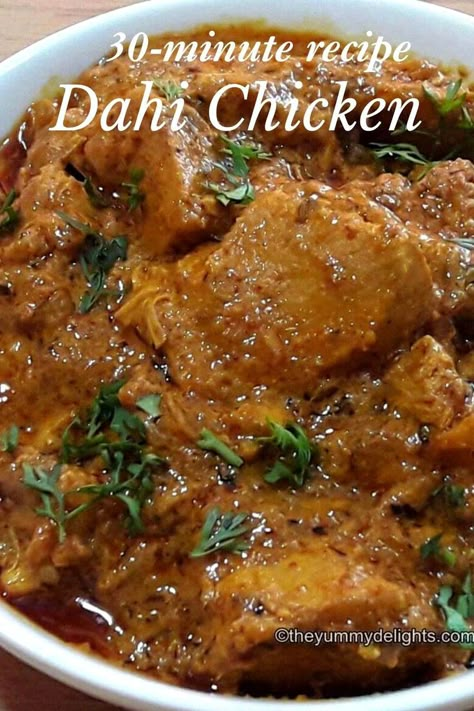 Close-up of dahi chicken in a white bowl. Yogurt Chicken Curry, Dahi Chicken Recipe, Chicken Yogurt, Different Chicken Recipes, Chicken Curry Recipe Easy, Chicken Vindaloo, Yogurt Chicken, Indian Chicken Recipes, Spicy Chicken Recipes