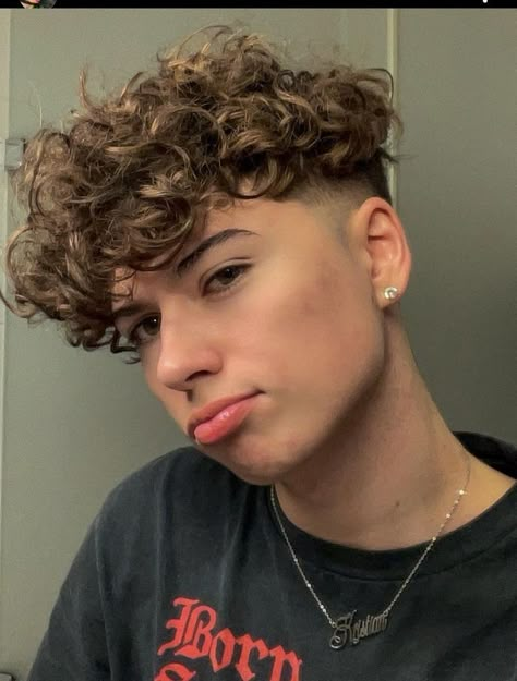 Perm Hair Men, Skin Fade Hairstyle, Long Curly Hair Men, Curly Hair Fade, Edgars Haircut, Mens Hair Colour, Highlights Curly Hair, Men Haircut Curly Hair, Male Hair