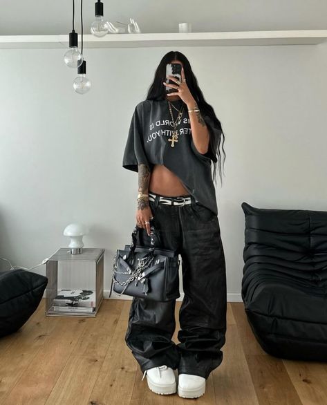 Baggy Outfit Woman, Japanese Streetwear Women, Women Streetwear Outfits, Woman Streetwear, Street Style Outfits Casual, Unicycle, Baggy Clothes, High Fashion Outfits, 90s Fashion Outfits