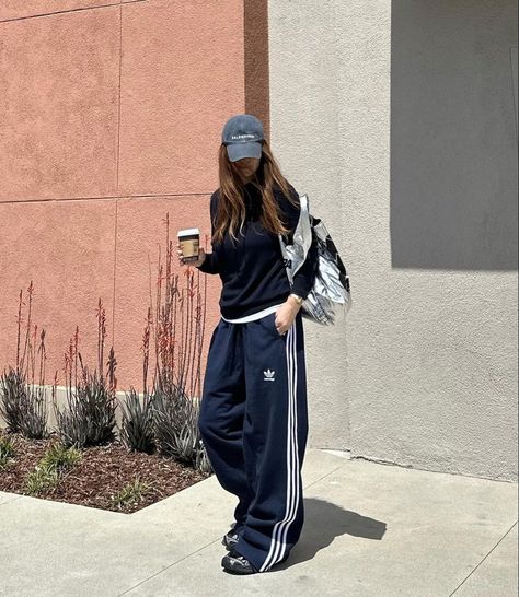 a_typelist Track Pants Work Outfit, Sporty Comfy Outfits, Trackpant Outfit Street Style, Trackpants Adidas Outfit, Styling Track Pants, Adidas Trousers Outfit, Black Track Pants Outfit, Trackpant Outfit, Track Pants Outfit Women