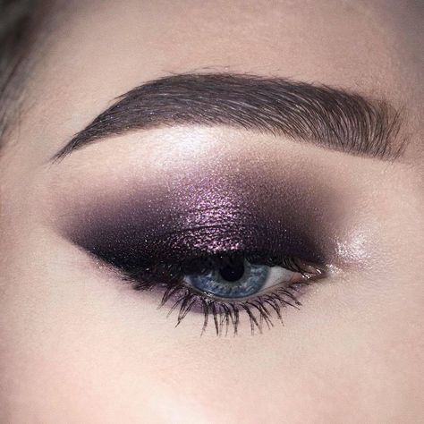 Smoky Plum Eye Makeup, Deep Purple Smokey Eye, Black Purple Eyeshadow, Purple Smoky Eyes Makeup, Black And Purple Makeup Looks, Smokey Black Eye Makeup, Dark Purple Eye Makeup, Witchy Makeup Halloween, Smokey Purple Eye Makeup