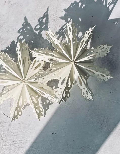 Natural Christmas Decorations Diy, Nordic Christmas Scandinavian Style, Subtle Christmas Decor, Natural Christmas Decor Ideas, Minimal Holiday Decor, Christmas Decor Natural, Swedish Christmas Decorations, Celebrating Yule, All White Christmas