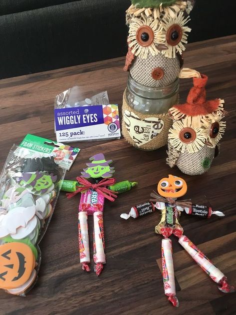 DIY harvest candy scarecrows - dollar store craft Scarecrow Party, Dollar Store Halloween Diy, Diy Crafts Kids, Halloween Candy Crafts, Diy Fall Ideas, Halloween Food Crafts, Halloween School Treats, Fall Candy, Fun Fall Crafts