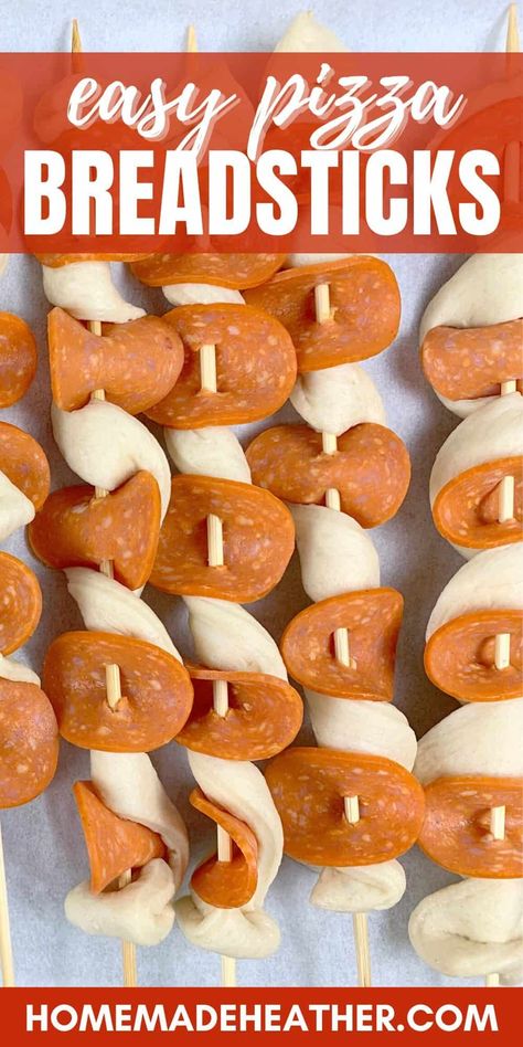 Pizza Skewers, Food On A Stick, Pizza Buns Recipe, Pizza Twists, Pizza Buns, Pizza Sticks, Pizza Slider, Tailgate Snacks, Skewer Appetizers